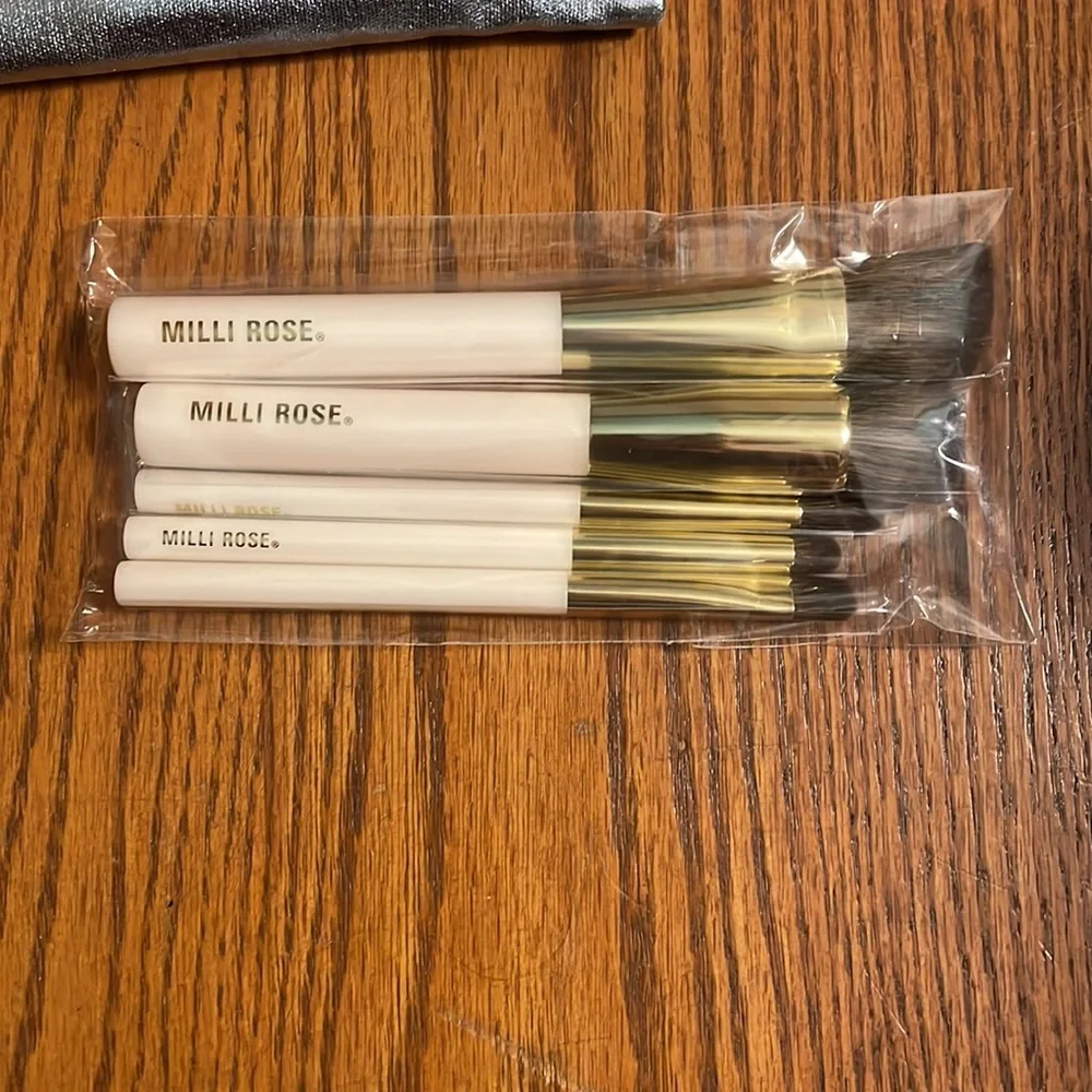 NEW Milli Rose set of 5 make-up brushes with zipper pouch